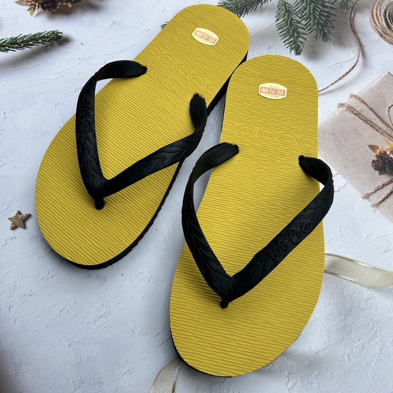黃色夾腳拖鞋